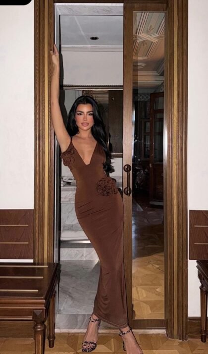 robe soirée Déttailée avec des roses en Maron